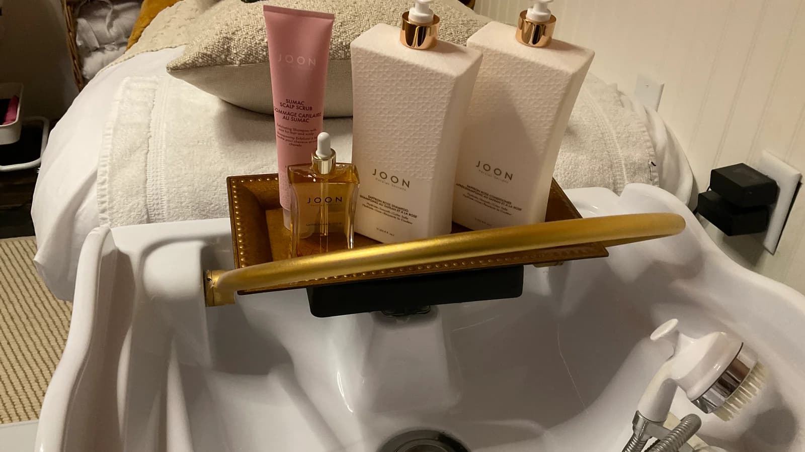 The Pink Room - Head Spa