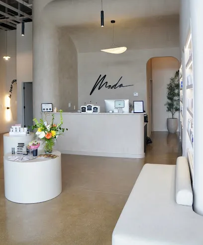 Moda Beauty Bar Dyer - Head Spa