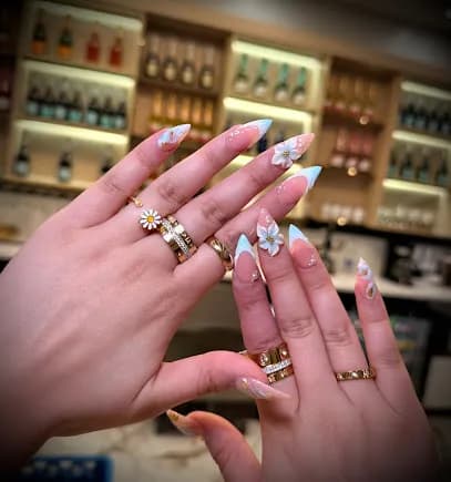 Square Nails & Lashes - Head Spa