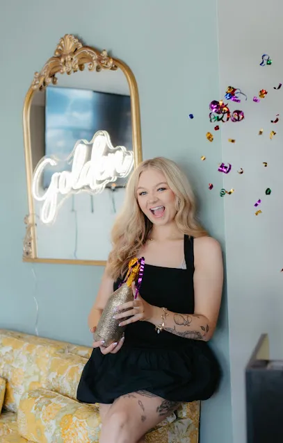 Golden salon & spa - Head Spa